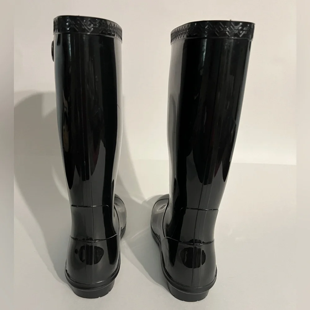 UGG Rubber Rain Boots, women’s size 8. Glossy Boot in Black. Sherpa insoles